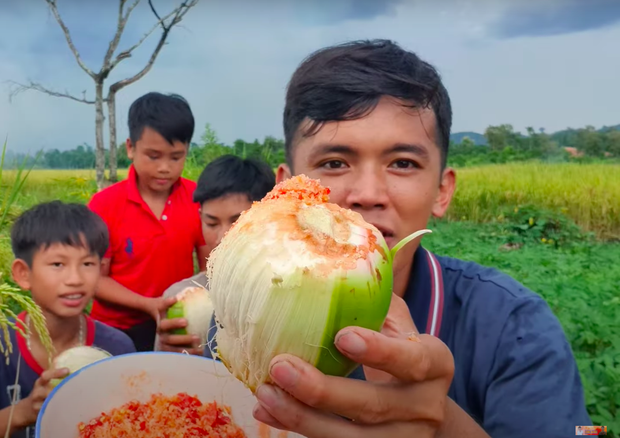 Vlogger đồng quê Việt Nam giới thiệu loại dừa ăn được cả vỏ khiến người xem trố mắt: Giòn như ổi, vị chát như chuối xanh? - Ảnh 6.