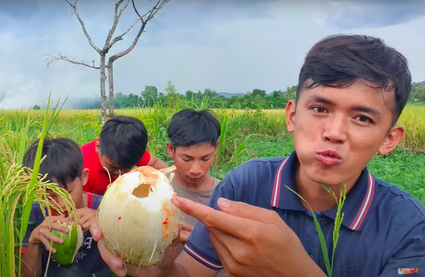 Vlogger đồng quê Việt Nam giới thiệu loại dừa ăn được cả vỏ khiến người xem trố mắt: Giòn như ổi, vị chát như chuối xanh? - Ảnh 5.