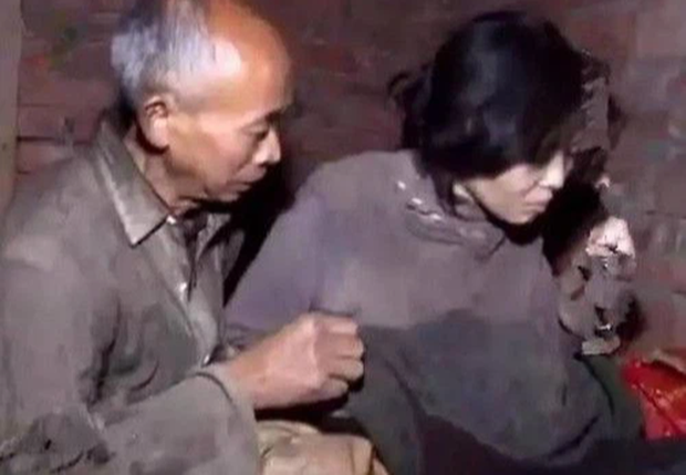 Cô sinh viên trẻ trung tự dưng cưới ông nông dân nghèo xơ xác, 17 năm sau sự thật mới được vạch trần - Ảnh 4. Cô sinh viên trẻ trung tự dưng cưới ông nông dân nghèo xơ xác, 17 năm sau sự thật mới được vạch trần - Ảnh 4.