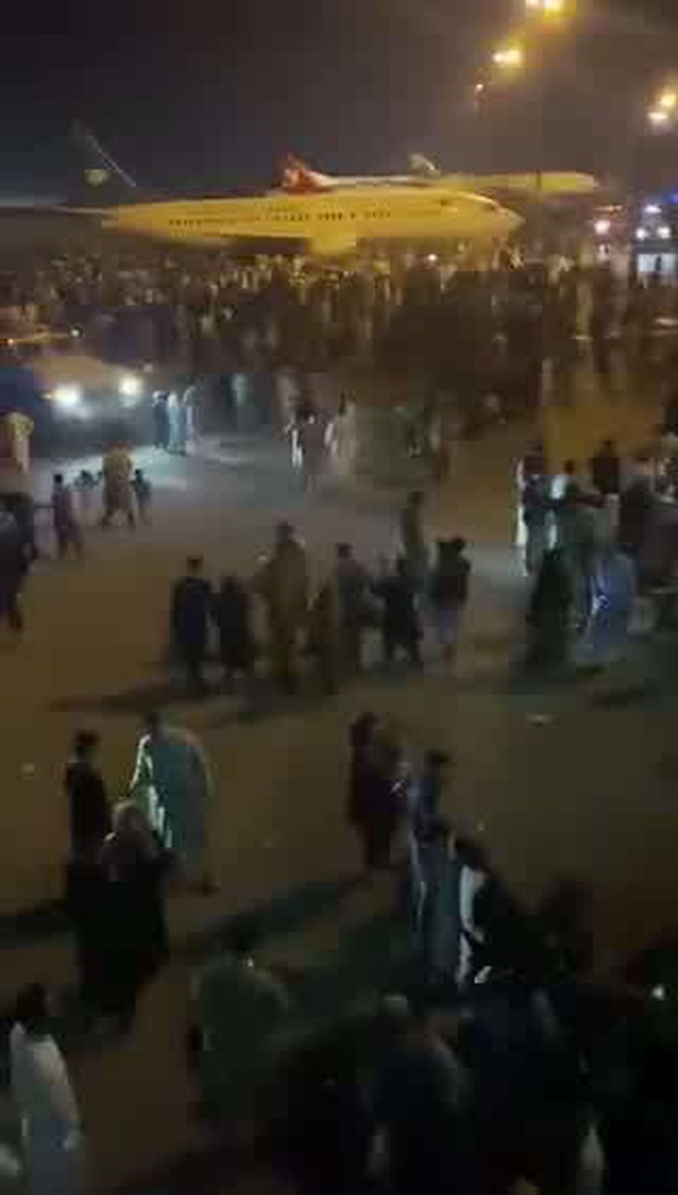 Clip kinh hoàng: Người tị nạn Afghanistan tự trói mình vào máy bay, bị gió mạnh quăng quật giữa không trung - Ảnh 3. Clip kinh hoàng: Người tị nạn Afghanistan tự trói mình vào máy bay, bị gió mạnh quăng quật giữa không trung - Ảnh 3.