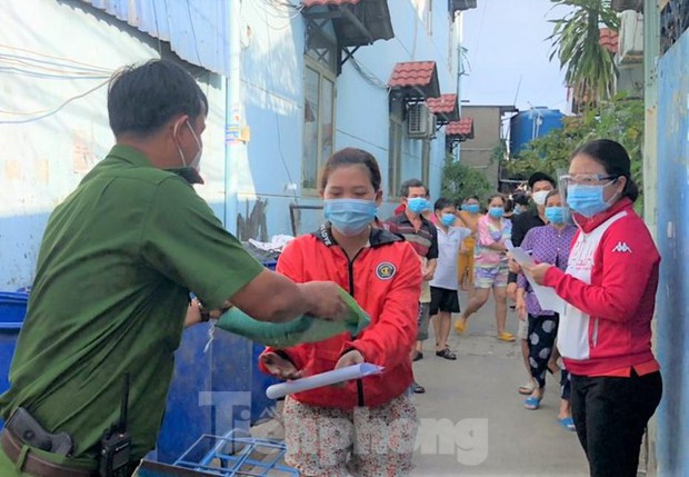 Thực hư tin nữ tình nguyện viên ở Bình Dương bị chủ trọ đuổi trong đêm - Ảnh 2. Thực hư tin nữ tình nguyện viên ở Bình Dương bị chủ trọ đuổi trong đêm - Ảnh 2.