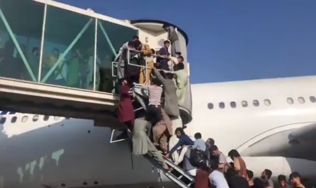 Clip kinh hoàng: Người tị nạn Afghanistan tự trói mình vào máy bay, bị gió mạnh quăng quật giữa không trung - Ảnh 5.