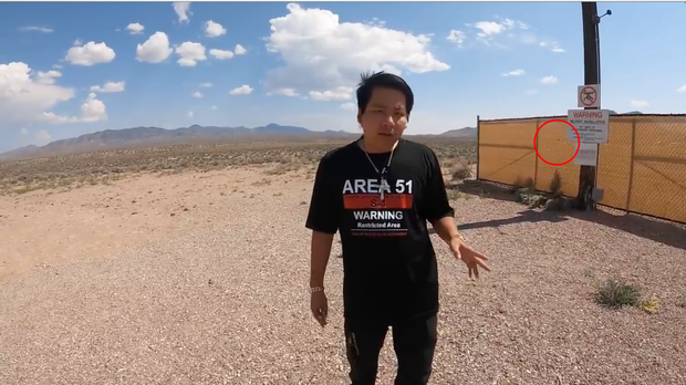 Liên tục phát hiện vật thể như UFO trong video của Khoa Pug nhưng netizen lại tìm ra sự thật còn sốc hơn thế! - Ảnh 3.