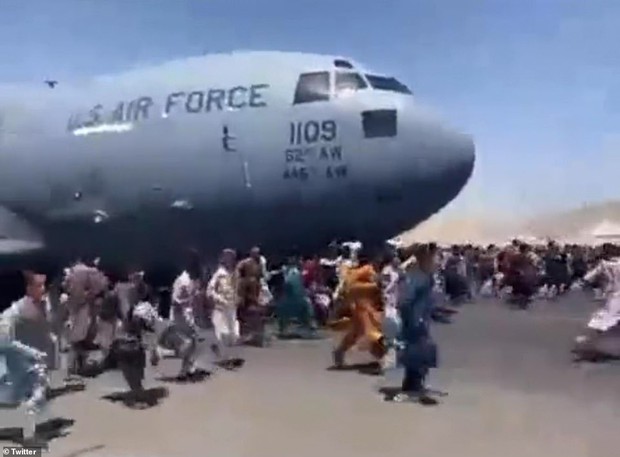 Clip 1 người Afghanistan quay lại sau khi bám được lên thân máy bay Mỹ: Ám ảnh ánh mắt nhìn về đất mẹ lần cuối - Ảnh 1. Clip 1 người Afghanistan quay lại sau khi bám được lên thân máy bay Mỹ: Ám ảnh ánh mắt nhìn về đất mẹ lần cuối - Ảnh 1.