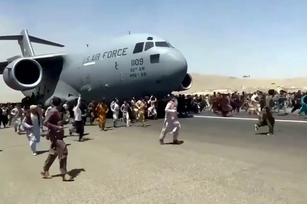Tổ bay Mỹ kể lại khoảnh khắc kinh hoàng khi sân bay Kabul (Afghanistan) vỡ trận: Nhiều mảnh thi thể được tìm thấy trong càng đáp máy bay - Ảnh 2.