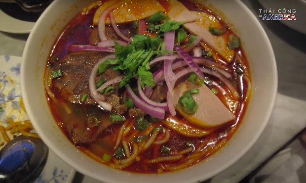 Thái Công ghé nhà hàng Việt Nam tại New York, khoe tô bún bò và phở size khủng, đặc biệt nhất là công thức kiểu “Việt kiều” - Ảnh 4.