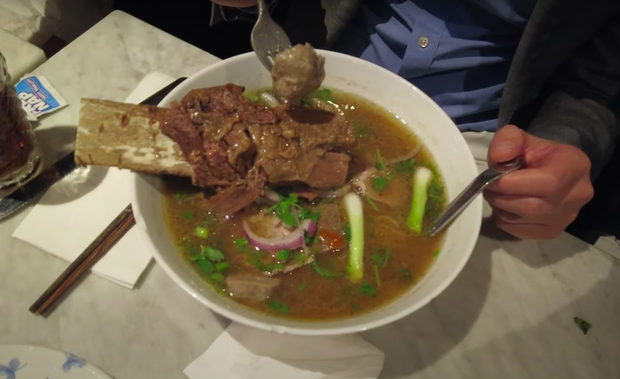 Thái Công ghé nhà hàng Việt Nam tại New York, khoe tô bún bò và phở size khủng, đặc biệt nhất là công thức kiểu “Việt kiều” - Ảnh 3.