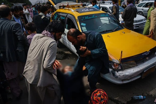 Những bà mẹ Afghanistan tuyệt vọng ném con qua rào chắn, xin người ta đưa chúng đi thật xa: Quặn lòng ánh mắt những đứa trẻ tìm mẹ - Ảnh 6. Những bà mẹ Afghanistan tuyệt vọng ném con qua rào chắn, xin người ta đưa chúng đi thật xa: Quặn lòng ánh mắt những đứa trẻ tìm mẹ - Ảnh 6.