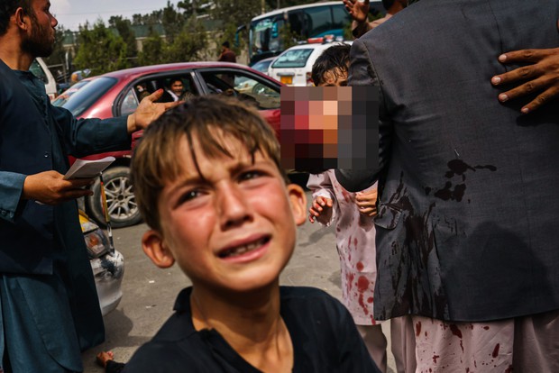Những bà mẹ Afghanistan tuyệt vọng ném con qua rào chắn, xin người ta đưa chúng đi thật xa: Quặn lòng ánh mắt những đứa trẻ tìm mẹ - Ảnh 1. Những bà mẹ Afghanistan tuyệt vọng ném con qua rào chắn, xin người ta đưa chúng đi thật xa: Quặn lòng ánh mắt những đứa trẻ tìm mẹ - Ảnh 1.