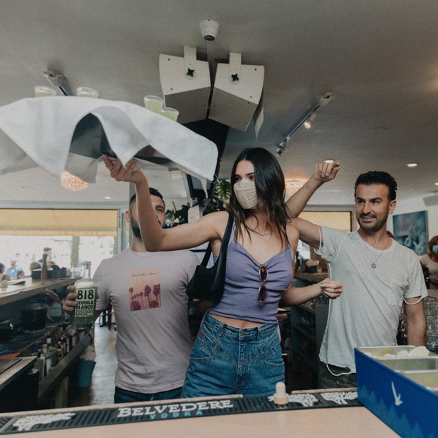 Rumor has it that the world's most expensive supermodel, Kendall Jenner, has to serve wine and even gets a $100 tip from customers? - Photo 3.