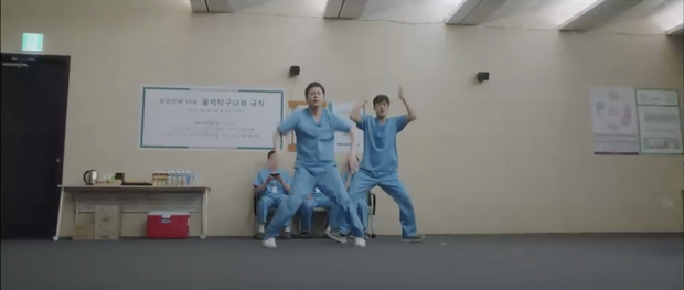 Hospital Playlist 2 tập 9: Thì ra Song Hwa từng tương tư Ik Jun mà cái kết quá ngang ngược, cặp Bồ Câu từng bước xích lại gần nhau hơn - Ảnh 3.