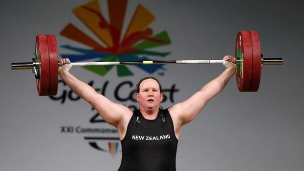 Màn đấu cử tạ rúng động Olympic Tokyo 2020: VĐV chuyển giới tranh HCV ở hạng cân nữ, thất bại toàn tập nhưng vẫn để lại nhiều tranh cãi - Ảnh 3. Màn đấu cử tạ rúng động Olympic Tokyo 2020: VĐV chuyển giới tranh HCV ở hạng cân nữ, thất bại toàn tập nhưng vẫn để lại nhiều tranh cãi - Ảnh 3.