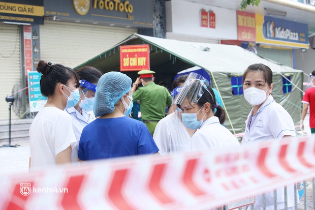 Hà Nội: Khoảng 100 y bác sĩ được huy động xét nghiệm cho cư dân HH4C Linh Đàm - Ảnh 1.