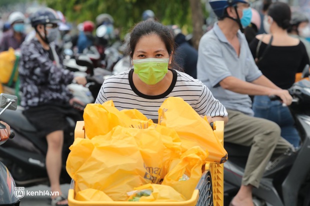 Ảnh: Nhà đông người, nhiều gia đình ở Sài Gòn chất hàng đầy xe để chở về, một buổi sáng đi siêu thị hết gần 10 triệu đồng - Ảnh 8.