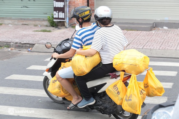 Ảnh: Nhà đông người, nhiều gia đình ở Sài Gòn chất hàng đầy xe để chở về, một buổi sáng đi siêu thị hết gần 10 triệu đồng - Ảnh 4.
