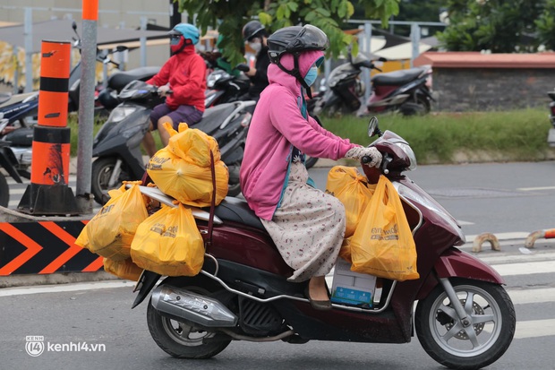 Ảnh: Nhà đông người, nhiều gia đình ở Sài Gòn chất hàng đầy xe để chở về, một buổi sáng đi siêu thị hết gần 10 triệu đồng - Ảnh 7.