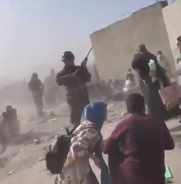 Em bé Afghanistan khóc ròng khi được giao cho lính Mỹ và những tiếng cầu cứu xé lòng tại đất nước đang hỗn loạn vì chiến tranh - Ảnh 6. Em bé Afghanistan khóc ròng khi được giao cho lính Mỹ và những tiếng cầu cứu xé lòng tại đất nước đang hỗn loạn vì chiến tranh - Ảnh 6.