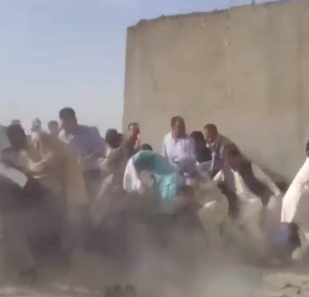 Em bé Afghanistan khóc ròng khi được giao cho lính Mỹ và những tiếng cầu cứu xé lòng tại đất nước đang hỗn loạn vì chiến tranh - Ảnh 8. Em bé Afghanistan khóc ròng khi được giao cho lính Mỹ và những tiếng cầu cứu xé lòng tại đất nước đang hỗn loạn vì chiến tranh - Ảnh 8.
