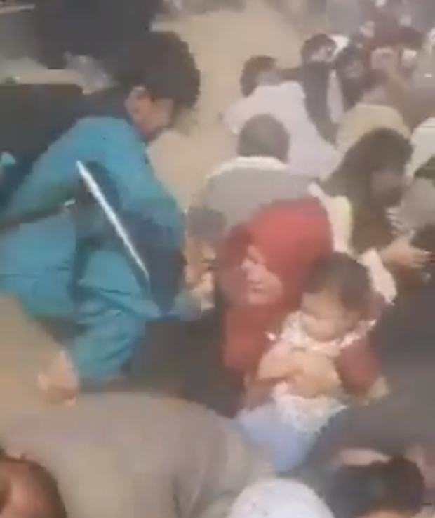 Em bé Afghanistan khóc ròng khi được giao cho lính Mỹ và những tiếng cầu cứu xé lòng tại đất nước đang hỗn loạn vì chiến tranh - Ảnh 7. Em bé Afghanistan khóc ròng khi được giao cho lính Mỹ và những tiếng cầu cứu xé lòng tại đất nước đang hỗn loạn vì chiến tranh - Ảnh 7.