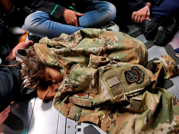 Em bé Afghanistan khóc ròng khi được giao cho lính Mỹ và những tiếng cầu cứu xé lòng tại đất nước đang hỗn loạn vì chiến tranh - Ảnh 9. Em bé Afghanistan khóc ròng khi được giao cho lính Mỹ và những tiếng cầu cứu xé lòng tại đất nước đang hỗn loạn vì chiến tranh - Ảnh 9.