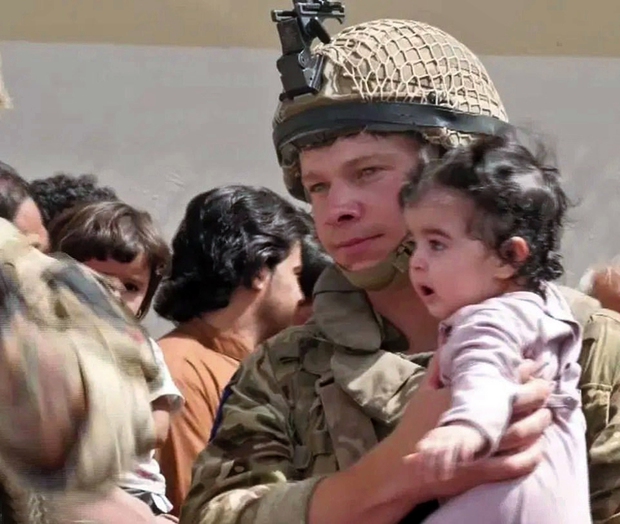 Em bé Afghanistan khóc ròng khi được giao cho lính Mỹ và những tiếng cầu cứu xé lòng tại đất nước đang hỗn loạn vì chiến tranh - Ảnh 4. Em bé Afghanistan khóc ròng khi được giao cho lính Mỹ và những tiếng cầu cứu xé lòng tại đất nước đang hỗn loạn vì chiến tranh - Ảnh 4.