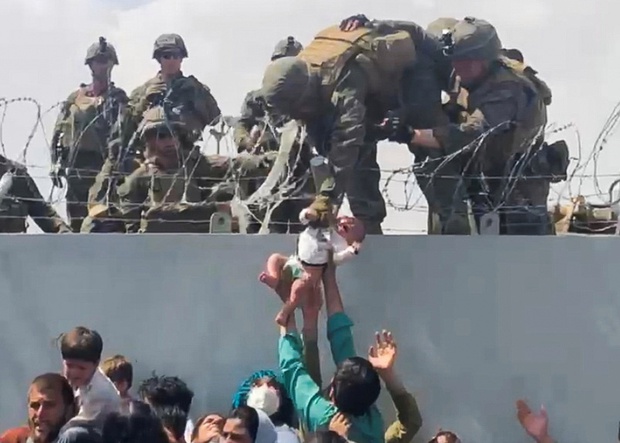 Em bé Afghanistan khóc ròng khi được giao cho lính Mỹ và những tiếng cầu cứu xé lòng tại đất nước đang hỗn loạn vì chiến tranh - Ảnh 3. Em bé Afghanistan khóc ròng khi được giao cho lính Mỹ và những tiếng cầu cứu xé lòng tại đất nước đang hỗn loạn vì chiến tranh - Ảnh 3.