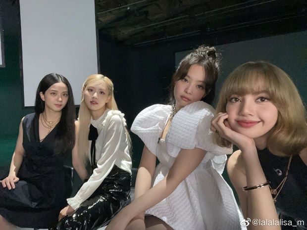 Năm 2021 đã qua 8 tháng nhưng ảnh chụp nhóm của BLACKPINK chỉ đếm trên đầu ngón tay, nhiều nhất là poster thành tích - Ảnh 4.