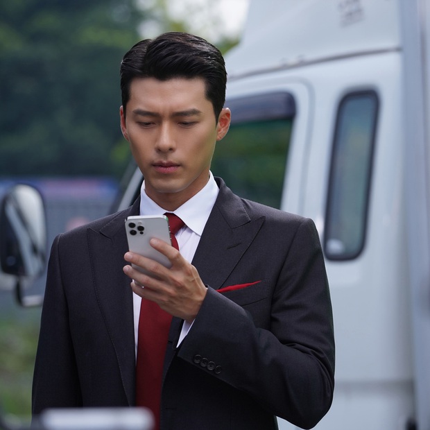 Hyun Bin xuất hiện với thần thái đỉnh của chóp trong TVC quảng cáo mới, nhưng netizen lại soi ra một điểm gây lú khá thú vị! - Ảnh 2.