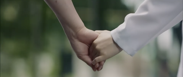 Những mối tình ngọt ngào nhất ở phim Hàn được se duyên bởi cơn mưa: Hospital Playlist liệu có vượt được hàng loạt cái tên này? - Ảnh 10.