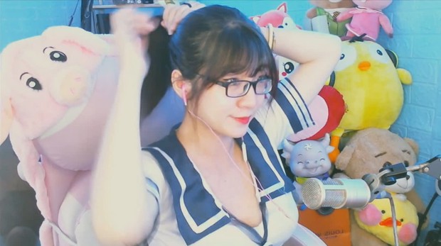 Nữ streamer Như Hexi khiến người xem rửa mắt không kịp, vừa cosplay nữ sinh sexy; vừa bắn rap cực gắt ngay trên sóng livestream - Ảnh 4.