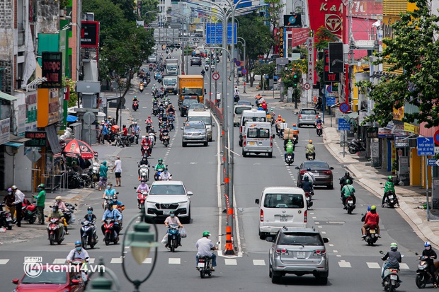 Đường phố Sài Gòn tấp nập xe cộ, người dân hối hả mua bán hàng hoá thuốc men trước khi siết chặt giãn cách - Ảnh 2.