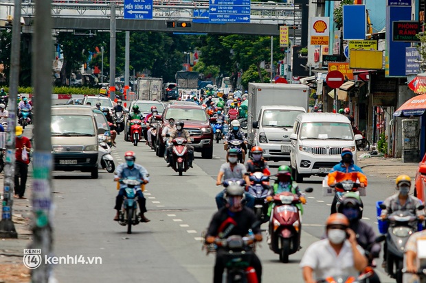 Đường phố Sài Gòn tấp nập xe cộ, người dân hối hả mua bán hàng hoá thuốc men trước khi siết chặt giãn cách - Ảnh 3.