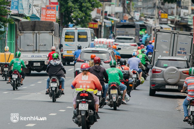 Đường phố Sài Gòn tấp nập xe cộ, người dân hối hả mua bán hàng hoá thuốc men trước khi siết chặt giãn cách - Ảnh 5.
