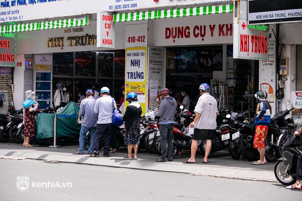 Đường phố Sài Gòn tấp nập xe cộ, người dân hối hả mua bán hàng hoá thuốc men trước khi siết chặt giãn cách - Ảnh 11.