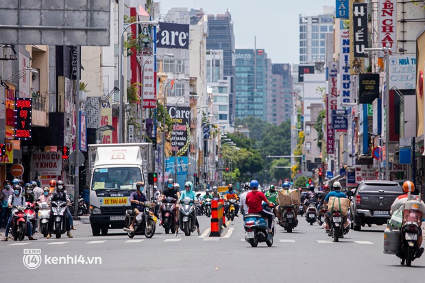 Đường phố Sài Gòn tấp nập xe cộ, người dân hối hả mua bán hàng hoá thuốc men trước khi siết chặt giãn cách - Ảnh 6.