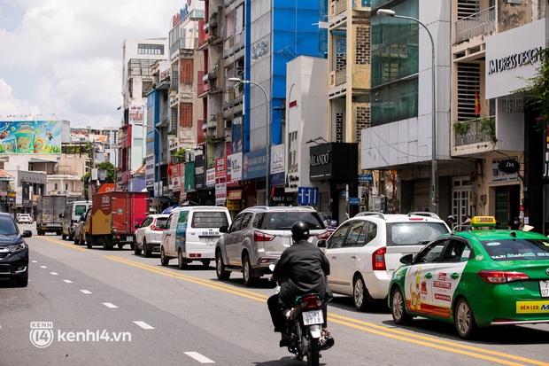 Đường phố Sài Gòn tấp nập xe cộ, người dân hối hả mua bán hàng hoá thuốc men trước khi siết chặt giãn cách - Ảnh 10.