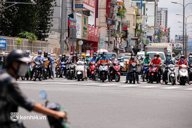 Đường phố Sài Gòn tấp nập xe cộ, người dân hối hả mua bán hàng hoá thuốc men trước khi siết chặt giãn cách - Ảnh 4.