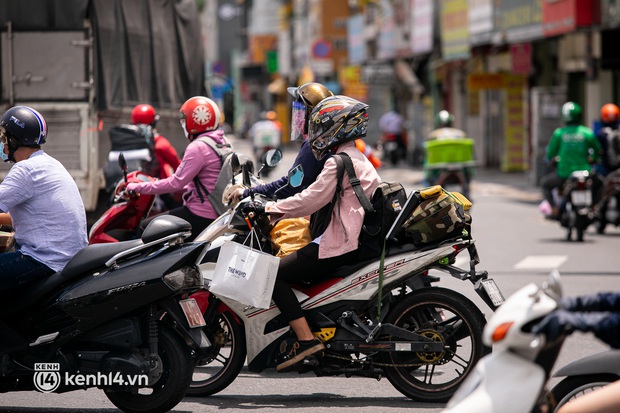 Đường phố Sài Gòn tấp nập xe cộ, người dân hối hả mua bán hàng hoá thuốc men trước khi siết chặt giãn cách - Ảnh 8.