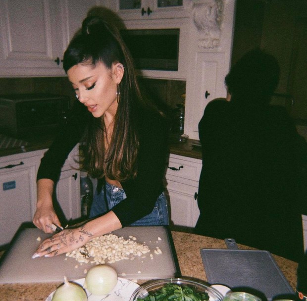 Ariana Grande khoe ảnh mùi mẫn với chồng đại gia, dân tình chỉ chú ý vào... chiếc thớt: Dùng MacBook băm hành hay gì? - Ảnh 4.