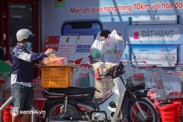 Sáng 22/8, người dân ở TP.HCM xếp hàng dài cả cây số chờ vào siêu thị: Người mang ghế, người đọc sách, đeo cả 5 lớp khẩu trang phòng dịch - Ảnh 11.