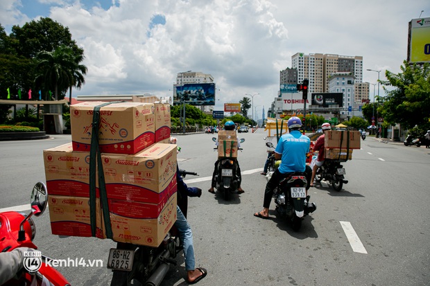 Đường phố Sài Gòn tấp nập xe cộ, người dân hối hả mua bán hàng hoá thuốc men trước khi siết chặt giãn cách - Ảnh 12.
