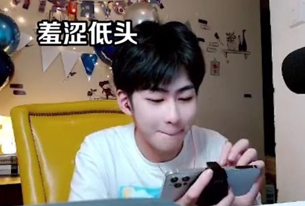 Bị phá game, nam streamer điển trai mở mic chửi mắng đồng đội cực gắt ngay trên sóng trực tiếp - Ảnh 1.