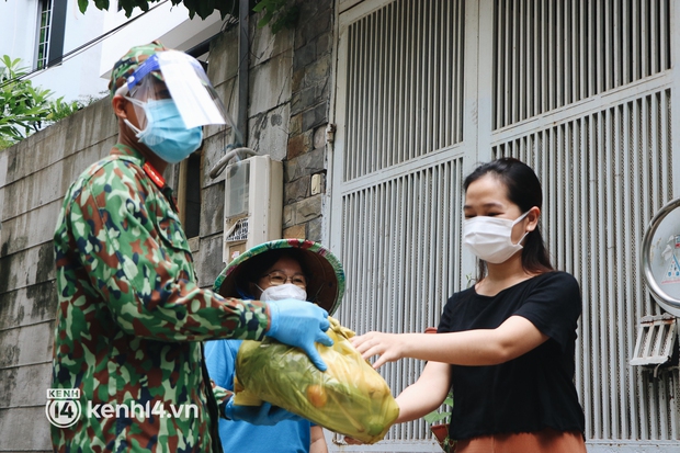 Quân đội phát thực phẩm trong đêm mưa và đi chợ hộ cho người dân TP.HCM - Ảnh 7.
