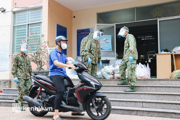 Quân đội phát thực phẩm trong đêm mưa và đi chợ hộ cho người dân TP.HCM - Ảnh 4.
