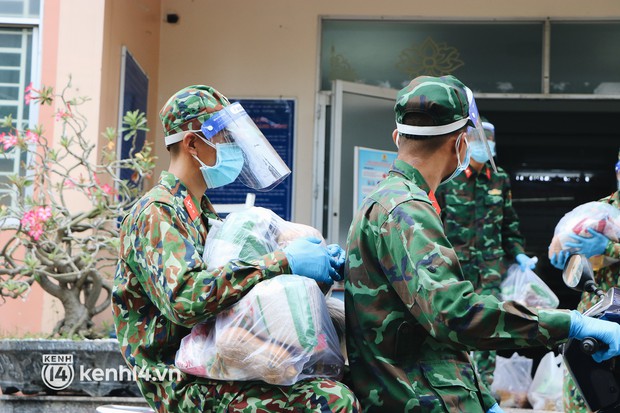 Quân đội phát thực phẩm trong đêm mưa và đi chợ hộ cho người dân TP.HCM - Ảnh 5.