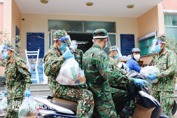 Quân đội phát thực phẩm trong đêm mưa và đi chợ hộ cho người dân TP.HCM - Ảnh 3.