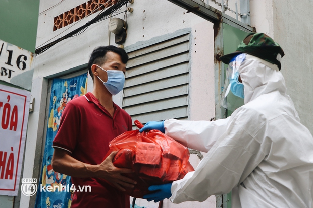 Quân đội phát thực phẩm trong đêm mưa và đi chợ hộ cho người dân TP.HCM - Ảnh 8.