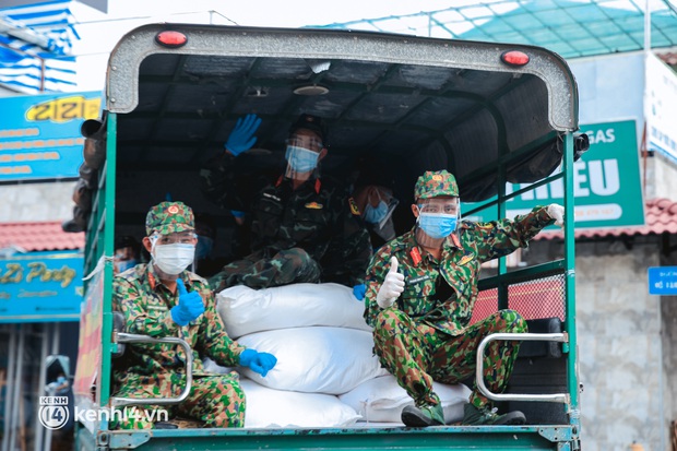 Người dân TP.HCM phấn khởi khi lực lượng quân đội mang rau xanh, lương thực đến từng hẻm, từng nhà trao tận tay bà con - Ảnh 3.