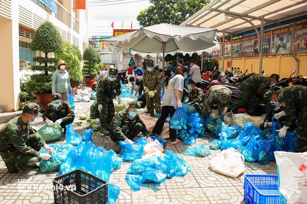 Người dân TP.HCM phấn khởi khi lực lượng quân đội mang rau xanh, lương thực đến từng hẻm, từng nhà trao tận tay bà con - Ảnh 4.