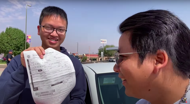 Chuyện gì vậy: Rời khỏi Vùng cấm 51 của Mỹ, Khoa Pug liền bị cảnh sát bắt, tài xế còn suýt bị... bỏ tù - Ảnh 3. Chuyện gì vậy: Rời khỏi Vùng cấm 51 của Mỹ, Khoa Pug liền bị cảnh sát bắt, tài xế còn suýt bị... bỏ tù - Ảnh 3.
